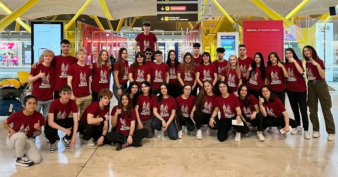 aleacuellar's tweet photo. Hasta Praga y Budapest ha viajado ✈️ uno de nuestros últimos trabajos con los alumnos de primero de bachillerato del Ies Marqués de Lozoya.
.
.
#aleacomunicación #impresiontextil #personalizaciontextil #camisetas #camisetaspersonalizadas #Cuéllar https://t.co/FFOU1KlRzI