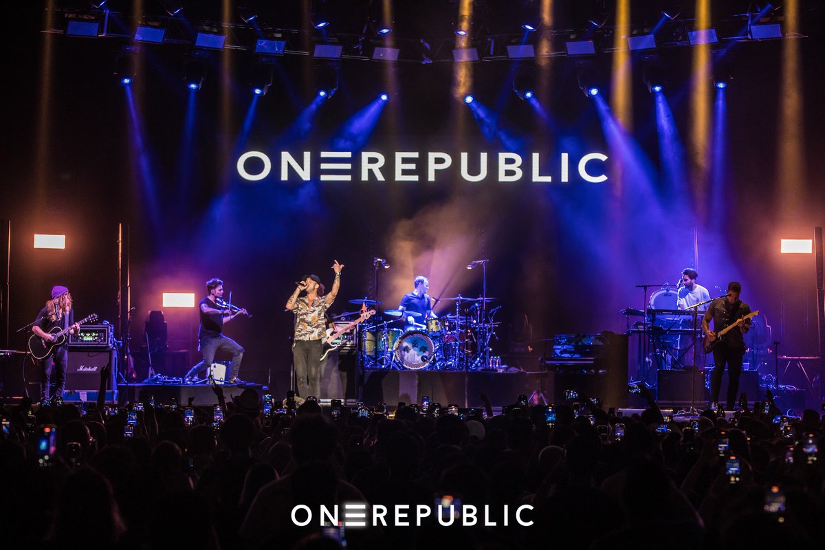 darkchoco_17's tweet photo. A month ago, @OneRepublic was show in Jakarta, Indonesia. 
Sooo sooo sooo good memories for me. It was like 10 years, the last they're visited Jakarta. 
And hope you guys keep doin' Asia tour and write Jakarta on the list. 🤍🤍🤍🔥

Sorry about the traffic, Sir. 💁🏾‍♀️
@RyanTedder https://t.co/KWYhDyabeX
