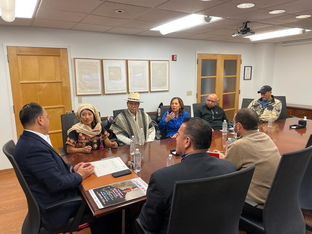 Consulado General de México en Nueva York (@consulmexnuy) on Twitter photo El día de hoy el CG <a href="/Jorge_IslasLo/">Jorge Islas</a> recibió a <a href="/mariareynaof/">Maria Reyna Soprano Mixe</a> cantante Oaxaqueña de ópera Mixe, acompañanda de <a href="/JoaqunGarzn4/">Joaquín Garzón</a>, para darles la bienvenida en su gira artística por Nueva York, la cual integra canciones en más de 4 lenguas originarias.
¡Enhorabuena! 🇲🇽🎵 El día de hoy el CG <a href="/Jorge_IslasLo/">Jorge Islas</a> recibió a <a href="/mariareynaof/">Maria Reyna Soprano Mixe</a> cantante Oaxaqueña de ópera Mixe, acompañanda de <a href="/JoaqunGarzn4/">Joaquín Garzón</a>, para darles la bienvenida en su gira artística por Nueva York, la cual integra canciones en más de 4 lenguas originarias.
¡Enhorabuena! 🇲🇽🎵