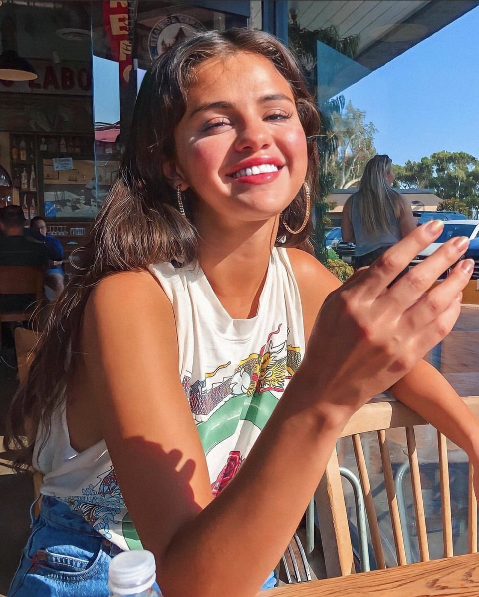 ourselenasg's tweet photo. selena gomez. https://t.co/FXWO59EYU2