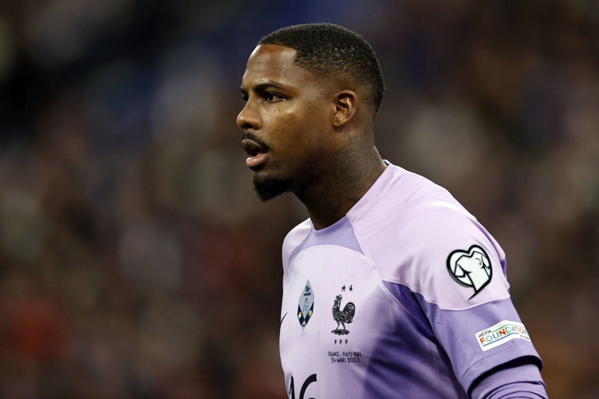 MAIGNAN QUI REPOUSSE LE PENALTY DE DEPAY. 🧱🧤