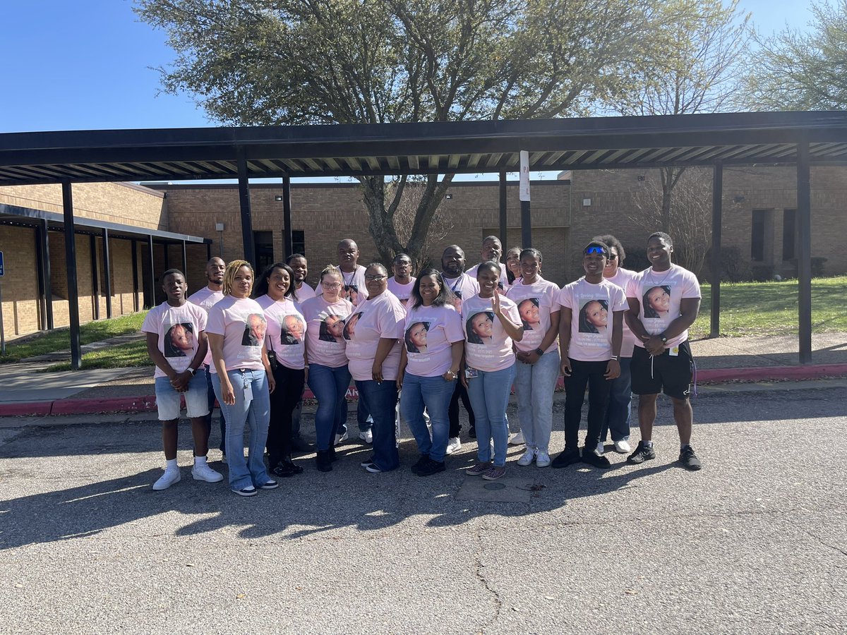 Byrd_Middle's tweet photo. The balloon memorial for Ms. Joyner. Our hearts and prayers are with her family 💕 https://t.co/wajKTcPGTE