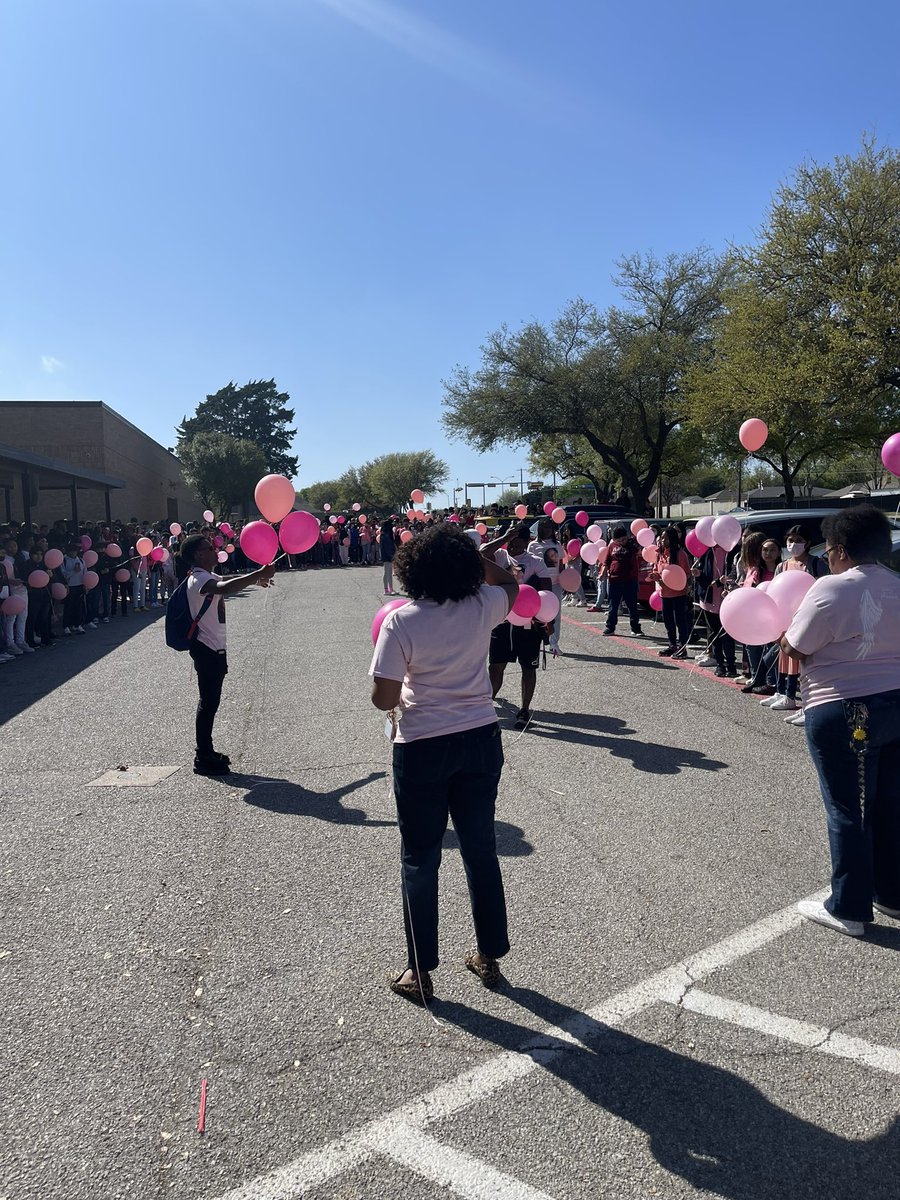Byrd_Middle's tweet photo. The balloon memorial for Ms. Joyner. Our hearts and prayers are with her family 💕 https://t.co/wajKTcPGTE