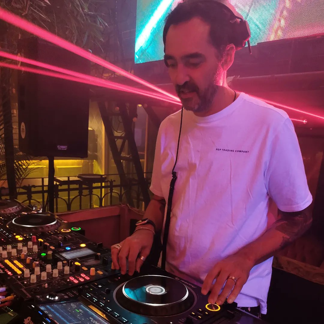 CEpuntoTV's tweet photo. Anthony Middleton (Audiofly/ Supernature/ Flying Circus), ahora aventurándose en su carrera en solitario, se presentó en el Patio Roma CDMX, el pasado domingo 19 de marzo,2023.
@weareaudiofly @patioroma #anthonymiddleton #patioroma #djs #eventodemusicaelectronica #sunday #domingo https://t.co/j6csax93Qn
