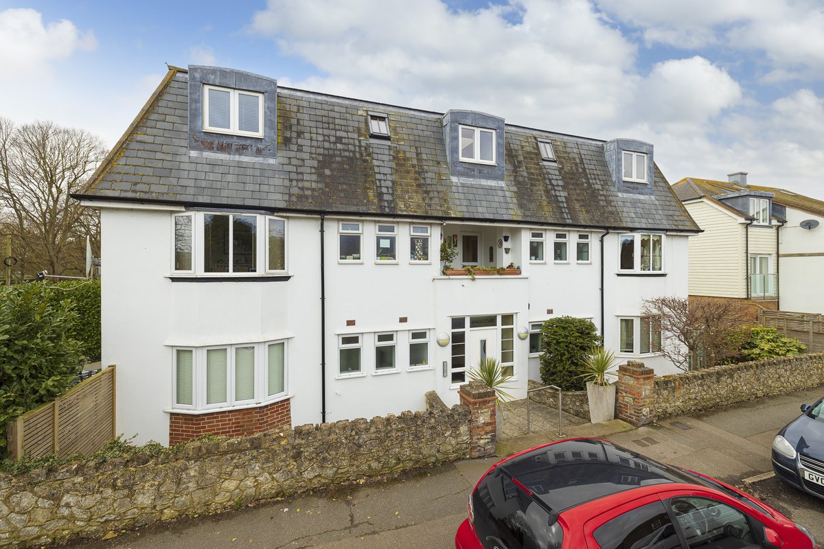 Check out this bedroom property on the market at a of £300,000

laingbennett.co.uk/property-detai…