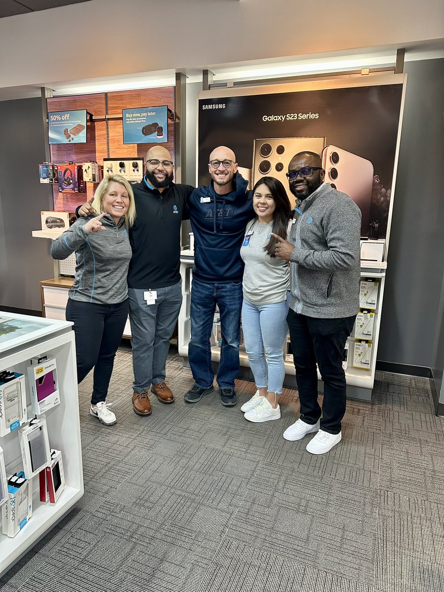 JackalJefferson's tweet photo. Awesome day when you get a visit from the bosses! #makingwaves #lifeatatt #greaterlakesmarket https://t.co/1fssFjjQP7