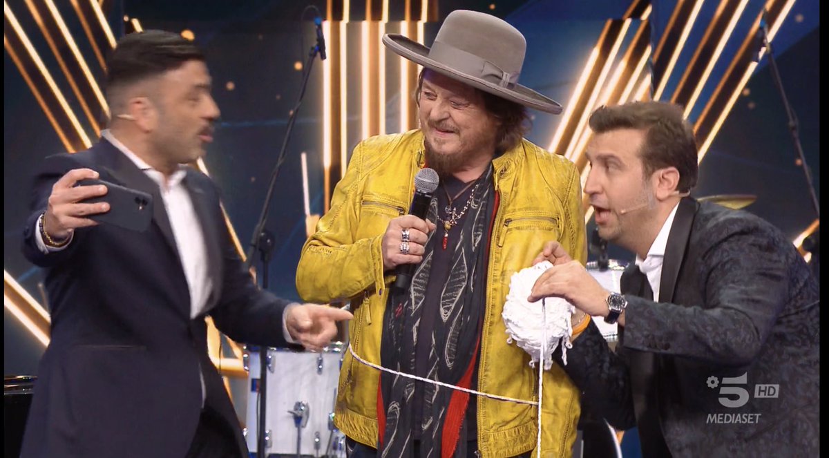 annacecidreamer's tweet photo. Basta un po' di zucchero e la pillola va giù, la bustina di zucchero, il zucchero filato e lo zucchero a velo.. 😂😂😂😂 
Sono letteralmente impazzita #FelicissimaSera #pioeamedeo https://t.co/ITMdvgiI3z