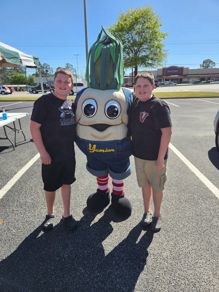 blazergator's tweet photo. Yumion was out and about today supporting the Downtown Vidalia Association 's "Sweeten Your Ride" for the 2023 Vidalia Onion Festival. Come see him tomorrow at 280 and Broadfoot as well as at Porchfest 2023! @vidonionfest https://t.co/vUFoSFomgZ