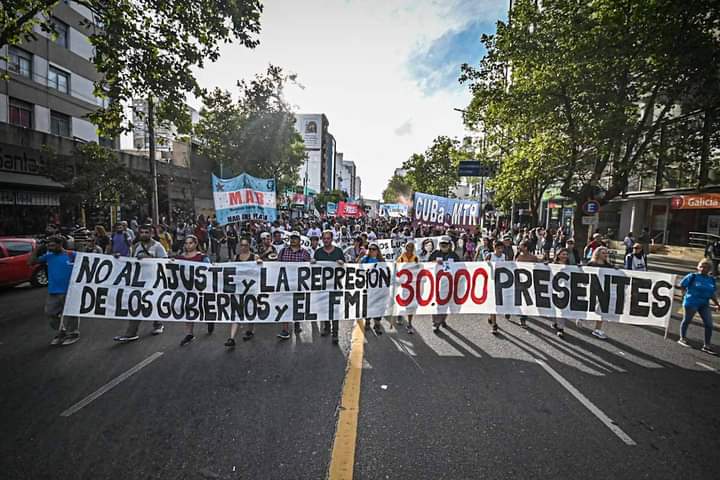 rociogarciaokk's tweet photo. Gran columna del Partido Obrero en Mar del Plata este 24 de marzo a 47 años del golpe genocida. Basta de ajuste y represión de los gobiernos y el FMI✊🏽 30.000 presentes! https://t.co/S1gh37gZnG