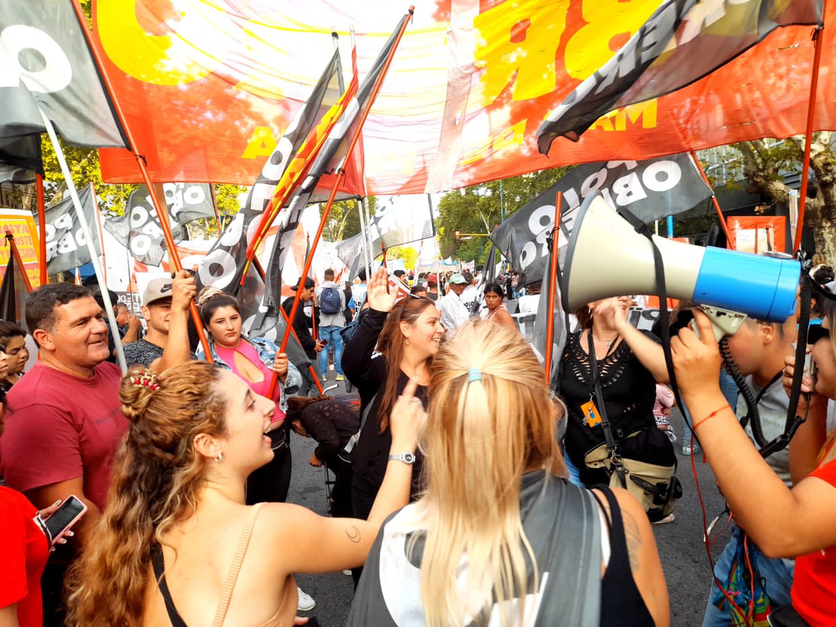 rociogarciaokk's tweet photo. Gran columna del Partido Obrero en Mar del Plata este 24 de marzo a 47 años del golpe genocida. Basta de ajuste y represión de los gobiernos y el FMI✊🏽 30.000 presentes! https://t.co/S1gh37gZnG