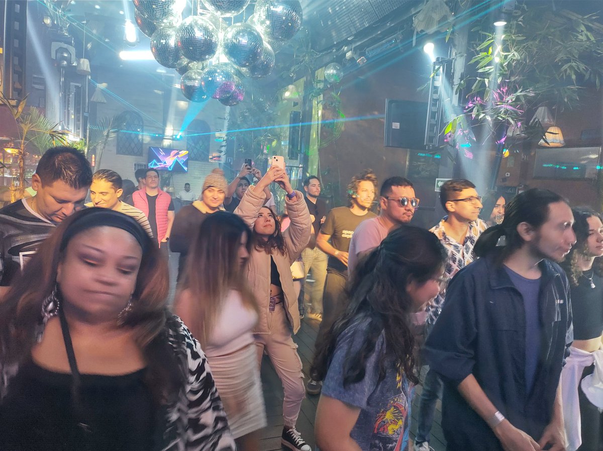 CEpuntoTV's tweet photo. Anthony Middleton nos deleitó con un set de 3 horas,combinando techno con el House más electrónico,muy a la vanguardia de su género underground.
Fué una excelente fiesta en domingo de puente! Domingo 19 de Marzo,2023.
@patioroma @weareaudiofly #patioroma #djanthonymiddleton #dj https://t.co/uAT6juy9y0