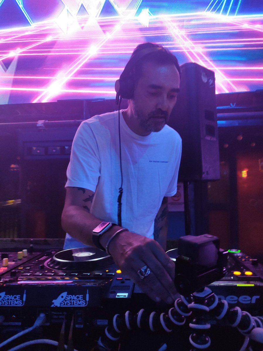 CEpuntoTV's tweet photo. Anthony Middleton nos deleitó con un set de 3 horas,combinando techno con el House más electrónico,muy a la vanguardia de su género underground.
Fué una excelente fiesta en domingo de puente! Domingo 19 de Marzo,2023.
@patioroma @weareaudiofly #patioroma #djanthonymiddleton #dj https://t.co/uAT6juy9y0