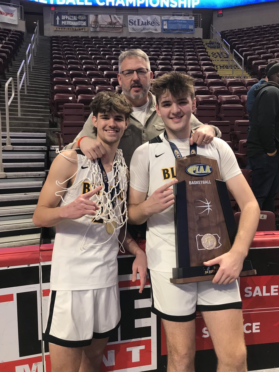kraftsmanship's tweet photo. My first ever photo-op with PIAA champions. It’s great when hard work turns goals into reality. Congratulations ⁦@CamdenHurst21⁩ @david_weaver21 ⁦@LMHBlazersbball⁩ https://t.co/okwMTPDplj