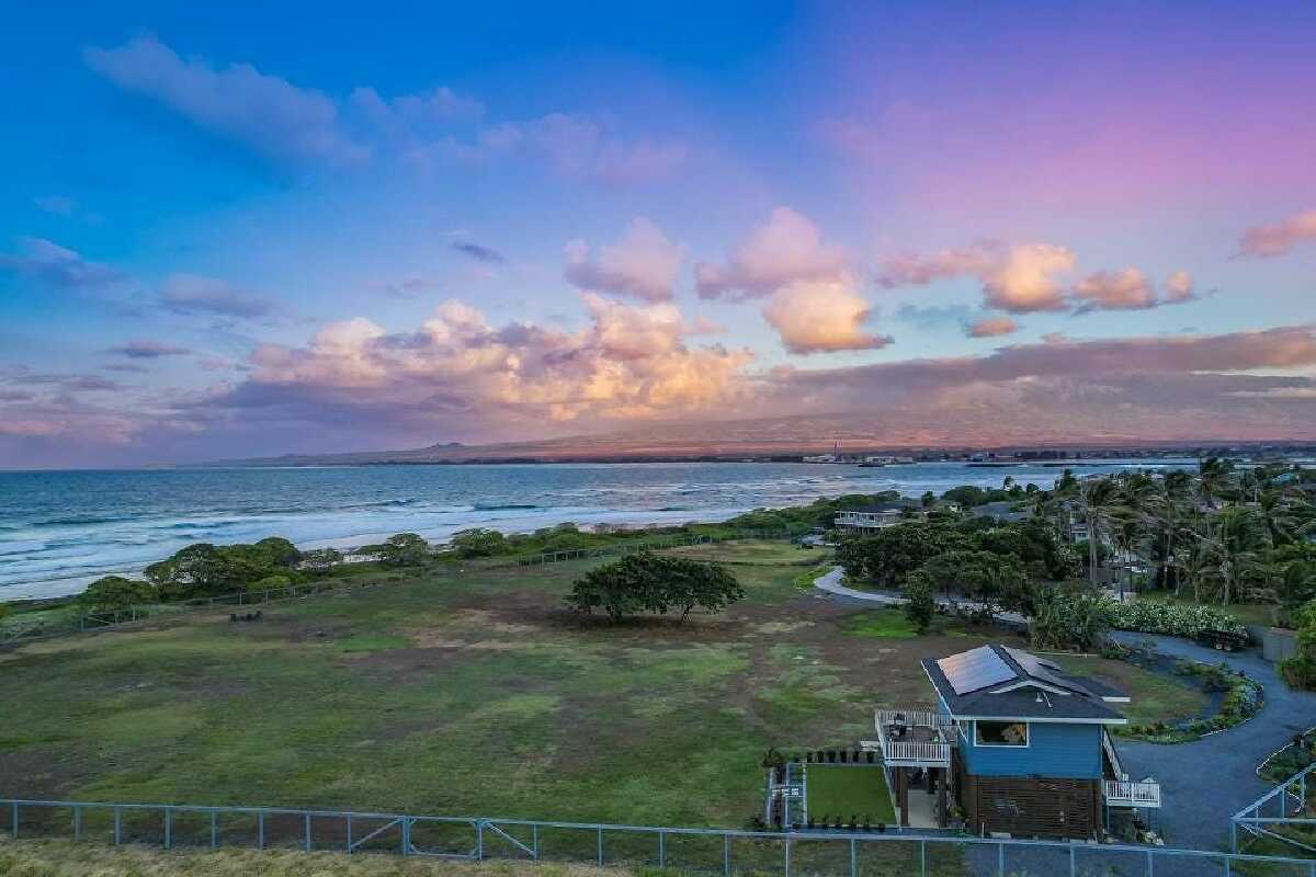 JanieMAndrews's tweet photo. In Maui, life revolves around the beach. The $5.5-million plantation-style residence in Wailuku on Hawaii’s second-largest island takes full advantage of its oceanfront setting. https://t.co/gpW2R6zi1N https://t.co/e0E9ewSvWf