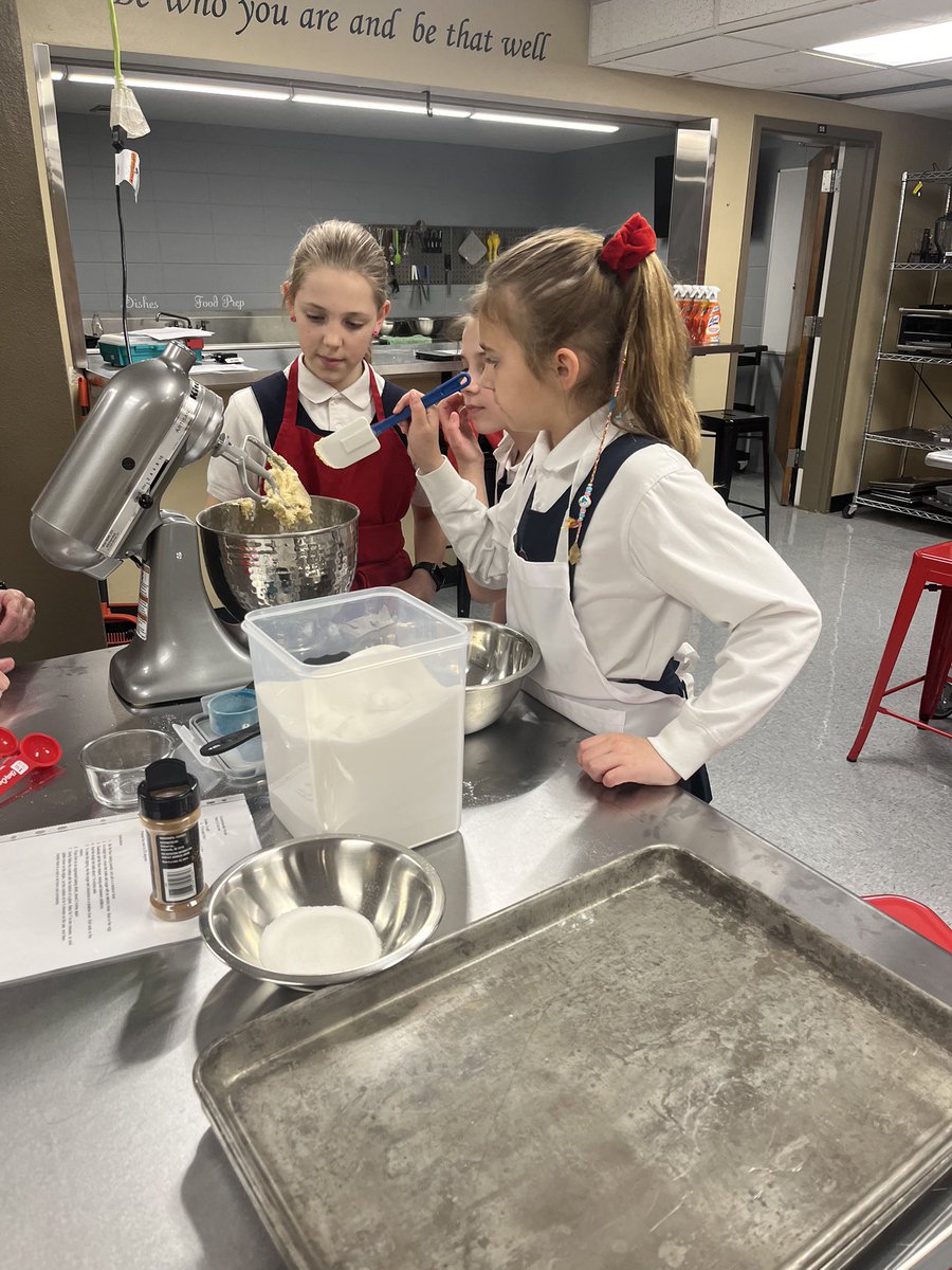 VizLowerSchool's tweet photo. A big shout-out to the #WeAreVizLS 5th Graders who led their peers in fun and exciting #StudentEdCamp today.  Wonderful job, Ladies! https://t.co/dks11ODwt0