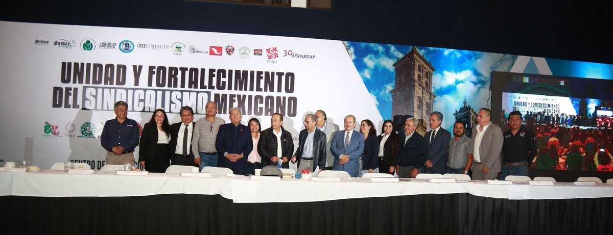 IsaiasGCroc's tweet photo. Es momento de revitalizar el Sindicalismo, ejemplo de ello es la mesa de diálogo “Unidad y Fortalecimiento del #Sindicalismo Mexicano” que se realizó en Puebla, donde tuve el honor de hablar sobre la #LeyFederaldeltrabajo,  La #CROC siempre en Movimiento. 
#CROCContigo #MDS https://t.co/NcEB8I5nep