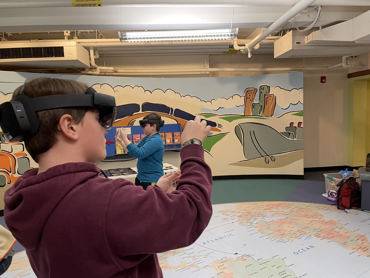 projectlogin's tweet photo. Tech Night 2023 happening now @MaineDiscovery ! So happy to have SOLD OUT this event this year during the @MEScienceFest #csforme #scienceiseverywhere #tech https://t.co/hTAUoV0wFs