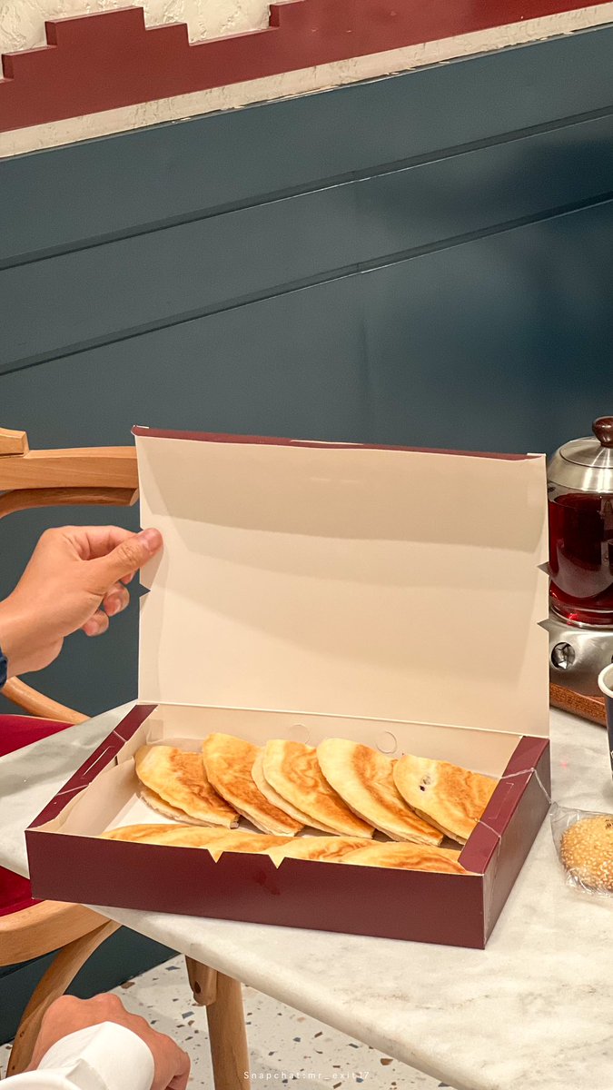 عندهم بوكس جباتي يجي 10 حبات
لذيذ ويستاهل التجربه 😍