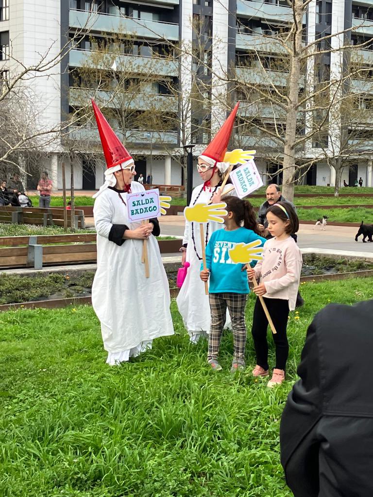 🌸Gaur, maratoian landatutako zuhaitzen plakak landatu dira.
🌸Bertan izan dira, Jon, euskara batzordeko burua eta Andoni, @ttakun_elkartea Zuzendaria.
🌸Buru Baga Buru eta Biga Buru Guruburuak ere bertan izan dira Zortzikoteko kideak lagun.