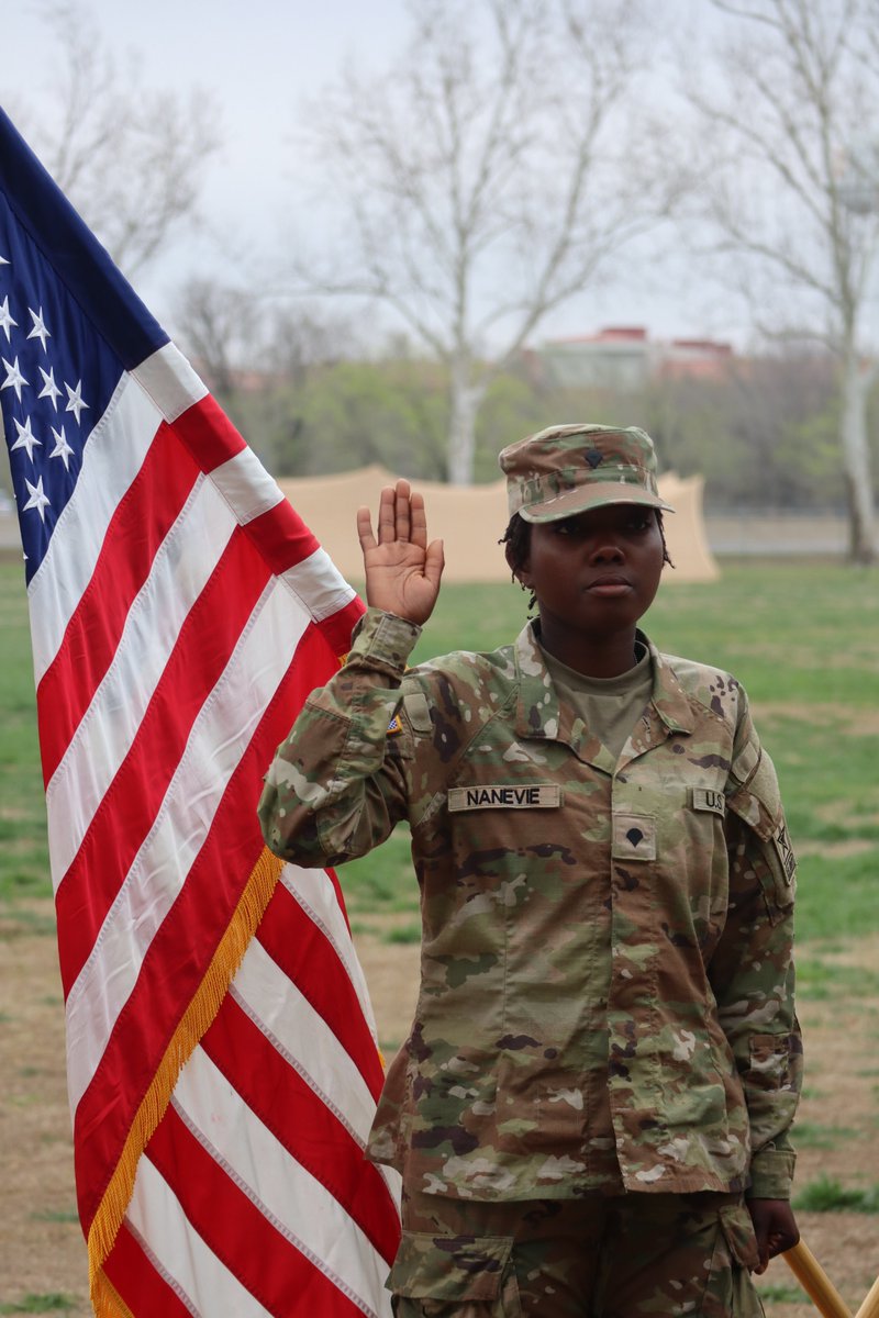 434FA_BDE's tweet photo. Congratulations to SPC Shika Nanevie and PFC Eunhyeok Song on becoming U.S. citizens today after graduating from BCT. We are happy to have you among our ranks. Continue to do great things personally and professionally. #DestroyerPride #PeopleFirst #VictoryStartsHere https://t.co/tv6JIPTHI1