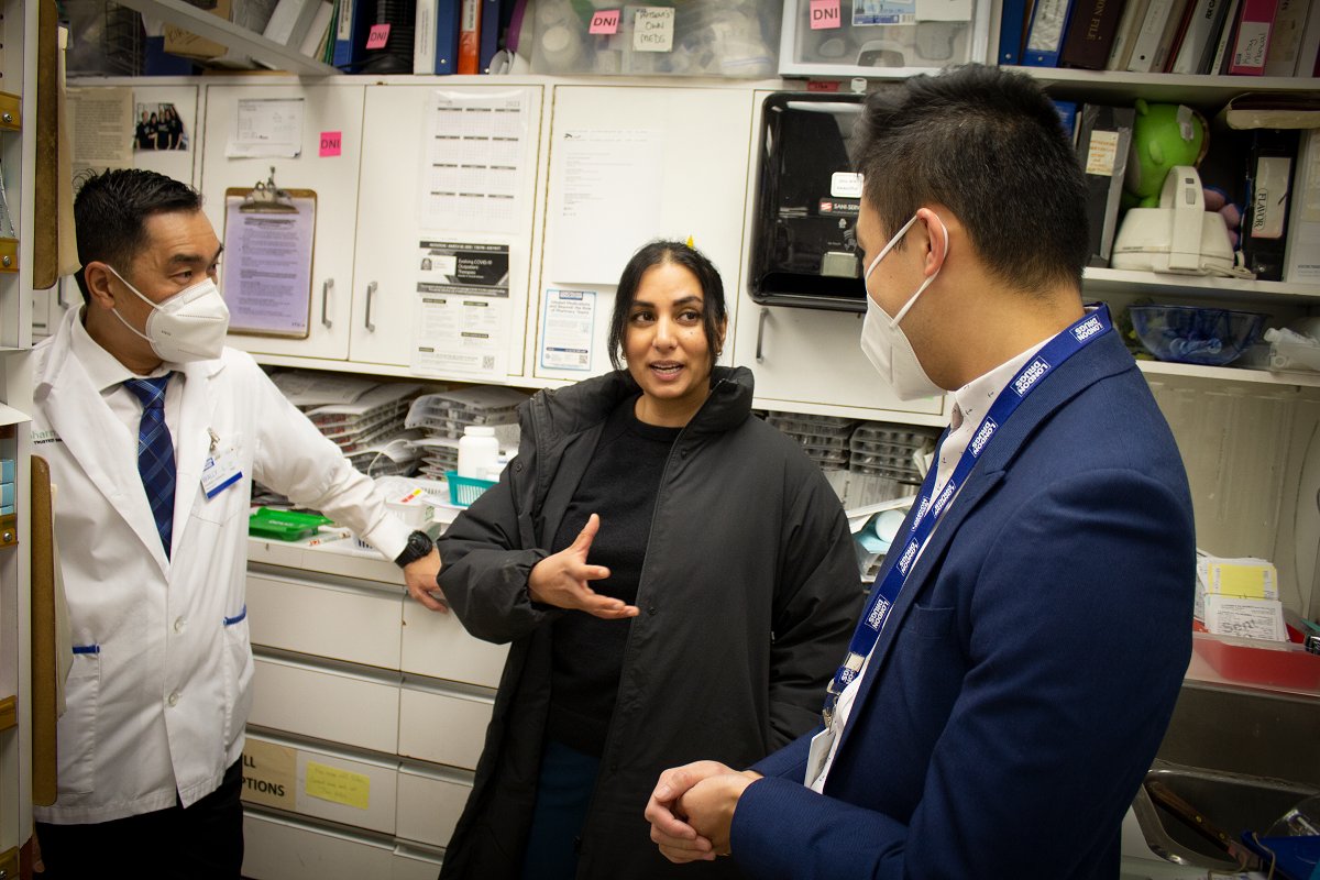 bc_pharmacy's tweet image. Today, the team at London Drugs #7 Hastings hosted MLA Niki Sharma, B.C.&apos;s Attorney General, for a tour of their store. Thank you team members Allen and Wally for demonstrating your knowledge about pharmacy services &amp;amp; prescribing for minor ailments! @NikiSharma2
#PAM2023