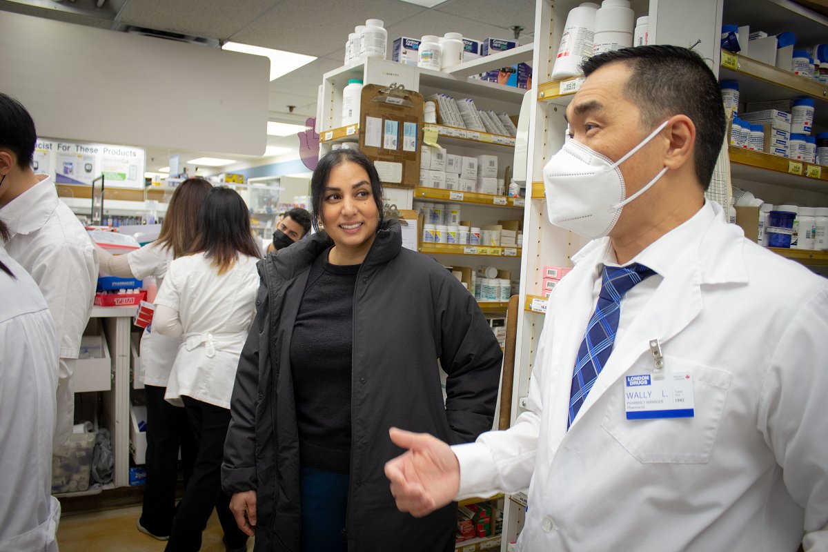 bc_pharmacy's tweet image. Today, the team at London Drugs #7 Hastings hosted MLA Niki Sharma, B.C.&apos;s Attorney General, for a tour of their store. Thank you team members Allen and Wally for demonstrating your knowledge about pharmacy services &amp;amp; prescribing for minor ailments! @NikiSharma2
#PAM2023