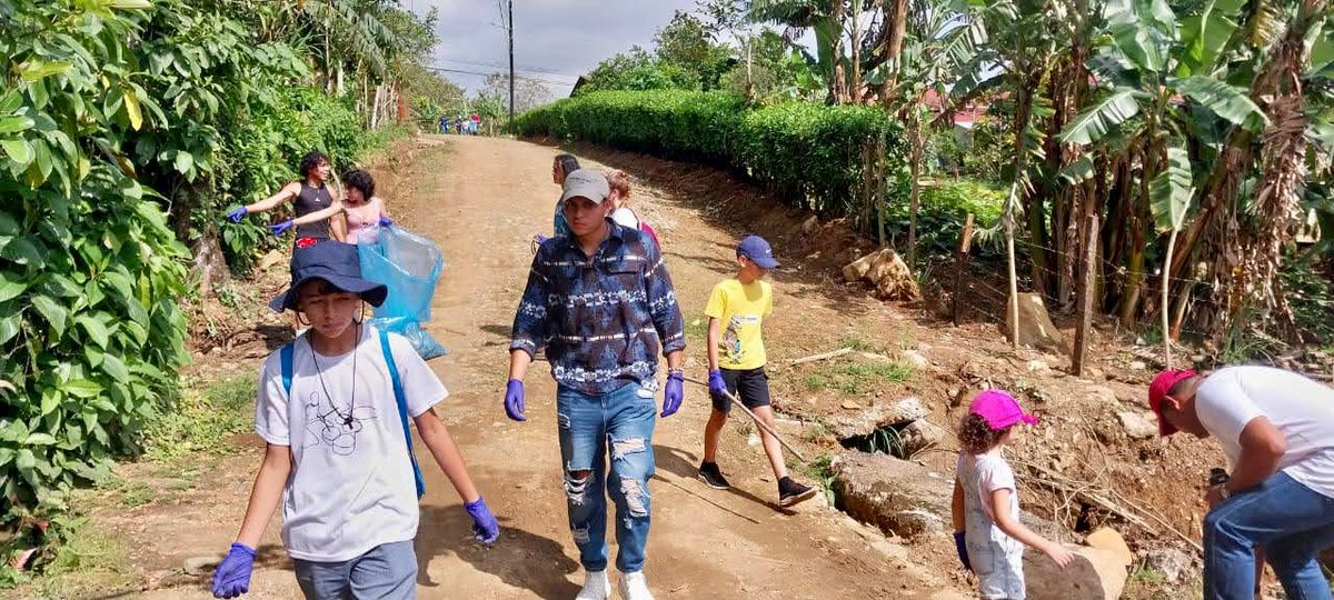 ConsejoPJ's tweet photo. El pasado sábado 30 personas jóvenes del Club Ambiental del Centro Cívico de Aguas Zarcas en conjunto con la ASADA de Garabito, realizaron recolección de basura en las calles del barrio de San Gerardo de Aguas Zarcas y barrios de Garabito. 🌿♻️
#CPJ #JuventudesCR https://t.co/M0iX3ISjKd