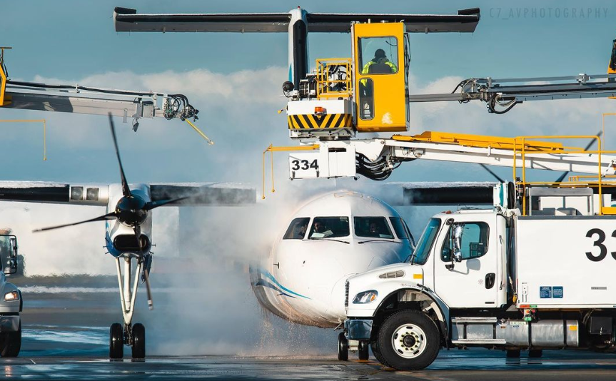 Fly_SummitAir's tweet photo. Preparing for takeoff โ๏ธโ๏ธ De-icing the plane to ensure a safe and smooth flight from Vancouver (YVR) to Terrace (YXT)!
#LifeAtSummitAir #FlySummitAir #YVR #YXT
๐ธ : Christian, @c7_avphotography https://t.co/Qap64kXwCz