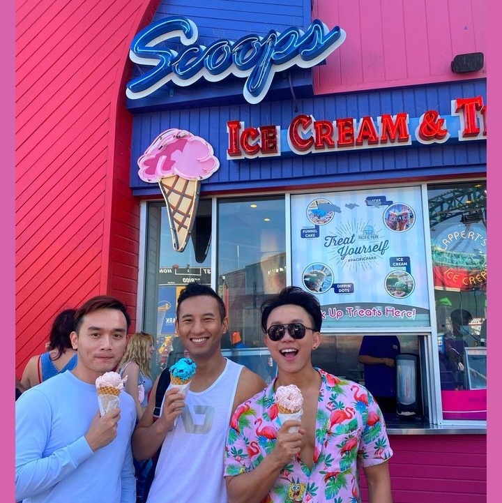 Scooping up those Fri-Yay vibes 🍦🍦🍦

📸@jp_wiin
.
.
#SmPier #SantaMonicaPier #SantaMonica #SantaMonicaBeach #SoCal #PierPhoto #Foodie #FridaysAreForTheFoodies #FoodieFriday #GoodEats #Yummy #Delicious #GreatExperience #Food #Restaurants