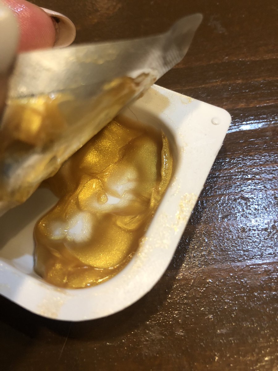 おはよう御座います
ハチのランプ　
〜ベースで販売中〜
最近持病の喘息が悪化してました〜😭ようやく楽になってきたので😊
たるみ対策❤️
2、３枚目　これはすっごいしっとりして
次の日の朝　実感します〜ツルツルになってる〜やっぱり濃厚なクリームは良いなぁ〜
#ステンドグラス
#韓国化粧品