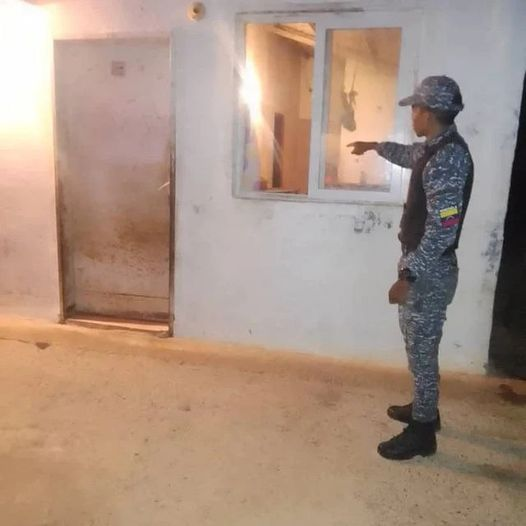 Alejandra Córdova niña de tan solo 7 años fue violada,golpeada y estrangulada en un monte por 2 hombres que ingresaron y la sacaron por la ventana de su casa,en Los Taques,edo Falcón.
El asesinato ocurrió la madrugada de este viernes.
Por el abominable asesinato,piden justicia.