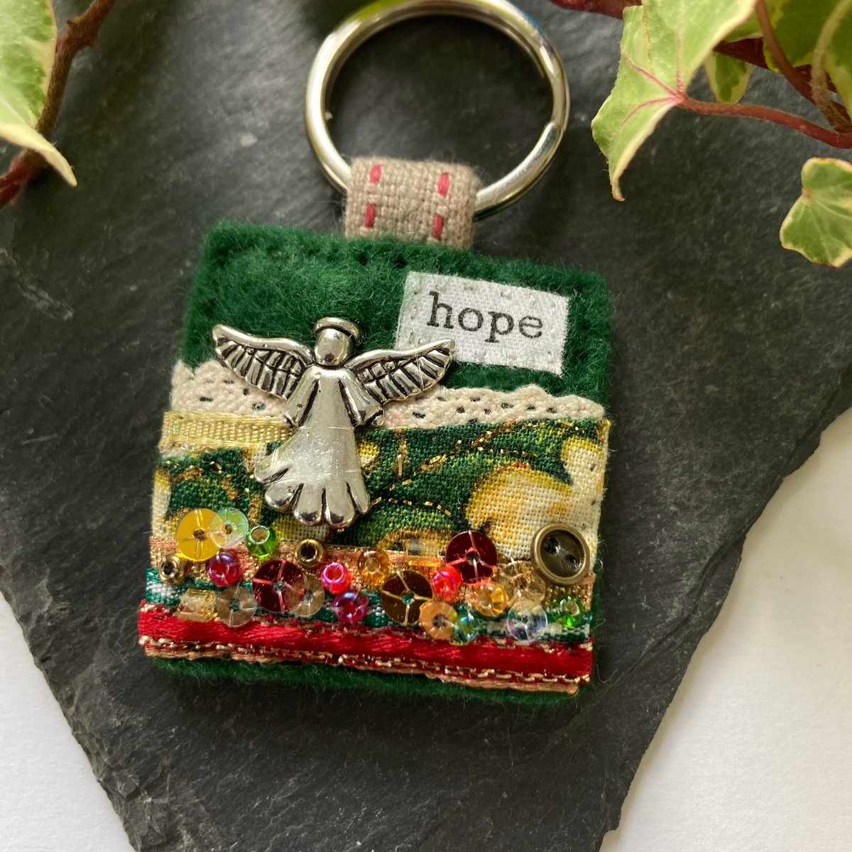 Happy #SaturdayMorning 😊.
This pretty #angel keyring has been hand sewn from colourful fabrics, trims and embellishments on a dark green felt background and finished with the #motivational word 'hope'.

elliestreasures.square.site/product/angel-…

#UKGiftHour #MindfulGiftsDay #UKGiftAM #shopindie