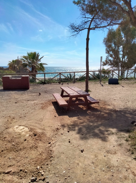 Talher_'s tweet photo. La zona de barbacoas en el Peñón del Cuervo ya cobra forma, con la intención de convertirla en uno de los parajes más populares del litoral malagueño. Nuestro equipo ha instalado las mesas, ha arreglado las escaleras y ha repuesto los contenedores.

#Málaga #Playas #Andalucía https://t.co/1Q780SEsqc