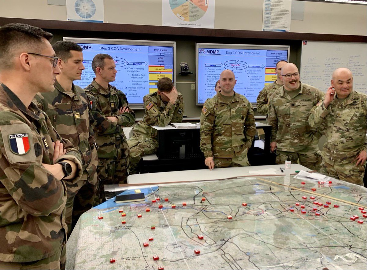 EdgTerre's tweet image. [l’@EdgTerre aux 🇺🇸] 1/2 Cette semaine, la promotion s’est initiée à la planification 🇺🇸 auprès des officiers stagiaires de @USACGSC. Partage d’expériences, découverte réciproque des cultures militaires : riches échanges entre vieux alliés !
#PartnerForStrength