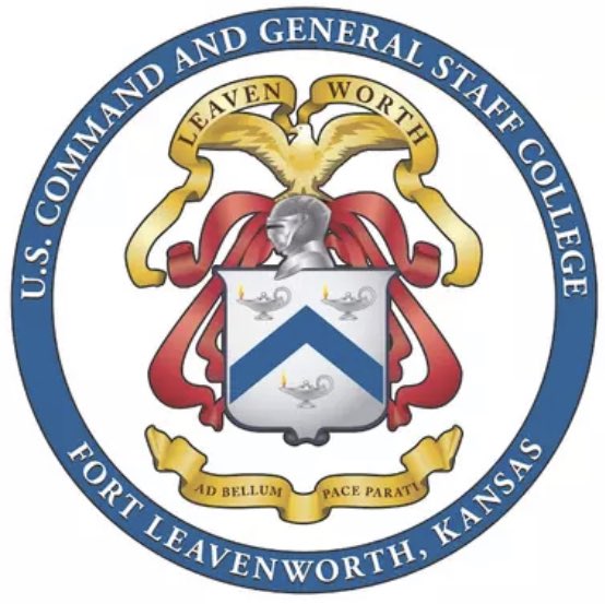 EdgTerre's tweet image. [l’@EdgTerre aux 🇺🇸] 1/2 Cette semaine, la promotion s’est initiée à la planification 🇺🇸 auprès des officiers stagiaires de @USACGSC. Partage d’expériences, découverte réciproque des cultures militaires : riches échanges entre vieux alliés !
#PartnerForStrength