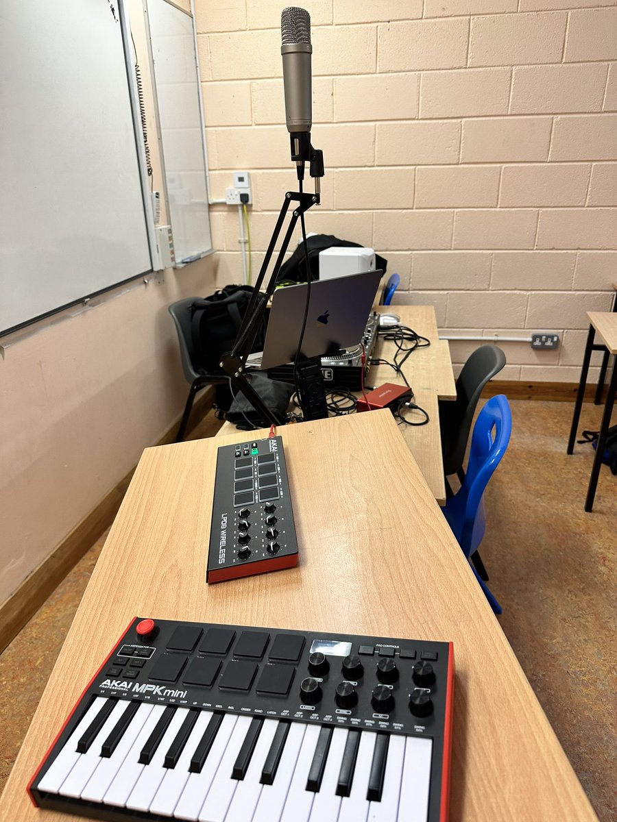 StevieGrainger's tweet photo. Busy week doing youth workshops in millstreet/mayfield/Douglas/togher/ballyphehane/Bishopstown &amp; north Mon thanks everyone who I met along the way @SampleStudios @Foroige @MillstreetCS @gcmhuireag @BOCSI_Social @itsthenewschool 🙏🏼 https://t.co/35hijY4mq8