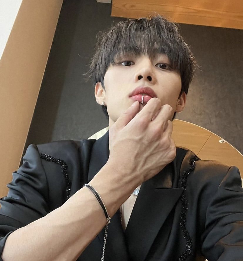hansoloveyou's tweet photo. Sunwoo
- muy divertido (te haría reír siempre) 
- coquetearía contigo 24/7
-  te despeinaría el cabello cada vez que te vea
- entrelazaría tus manos con las suyas
- te mandaría fotos random
- te daría cumplidos siempre
- te agarraría del cuello/ mandíbula cuando lo beses https://t.co/sx73VEB1HN