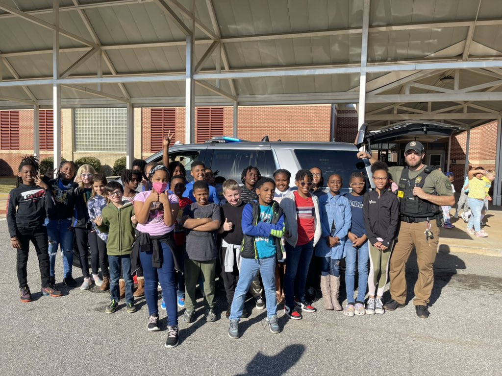 MrsJandherJCrew's tweet photo. RCE Career Day 2023! @RCE_HCS #thrive #WeAreRACERS @DeltaALA @ClaytonCountyPD https://t.co/87tR64abZi
