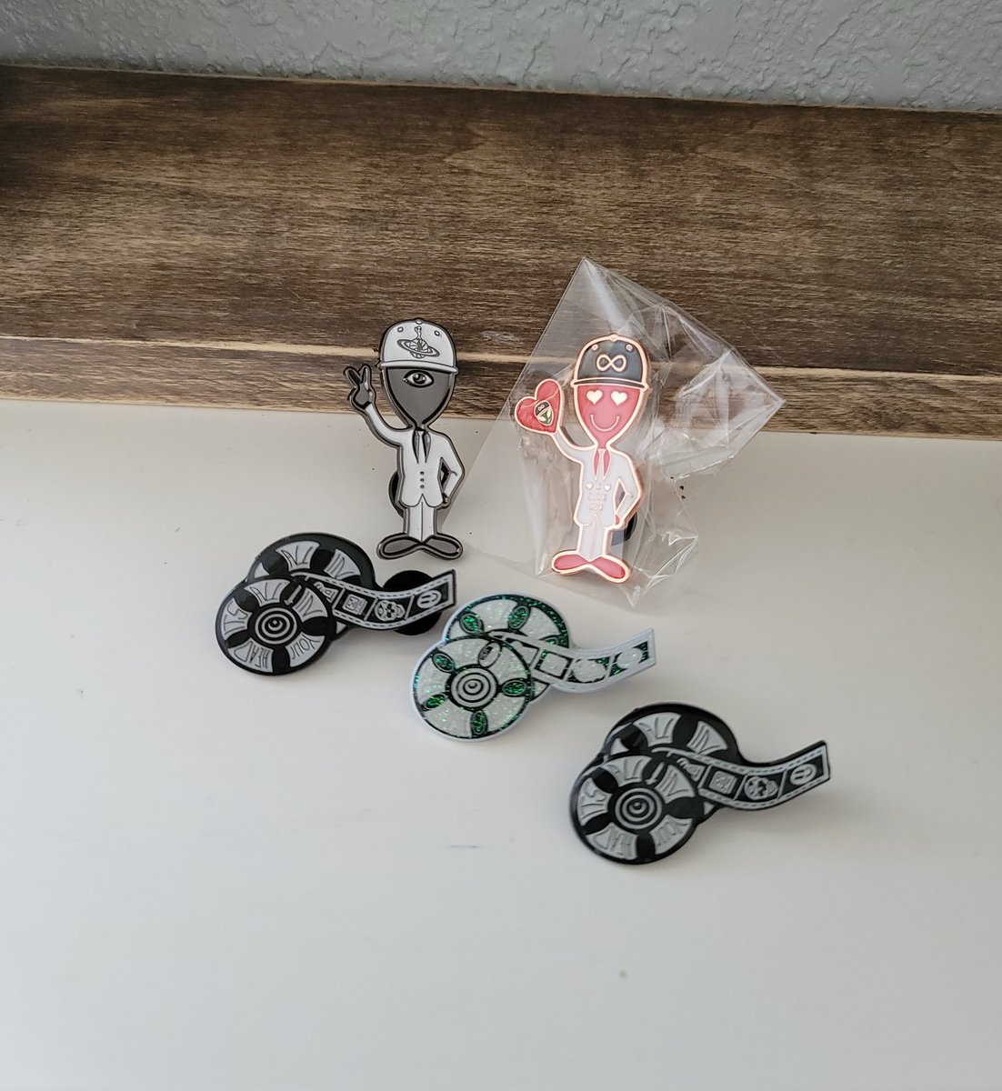 MrMartianDesign's tweet photo. Today someone picked up a bunch of @LOTUSLAB999 collab stickers &amp; @trashcandus reels to give out at the caverns. Gave her some aliens to pass out too 🖤🤲 https://t.co/50gf1S61Mn