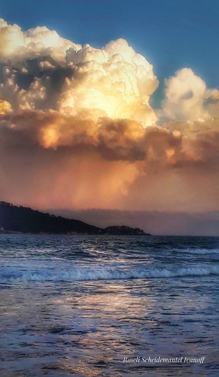 Amazing ... a single cloud standing out on the horizon!
#StormHour #ThePhotoHour 
#photography #NaturePhotography #Cloud 
#nature