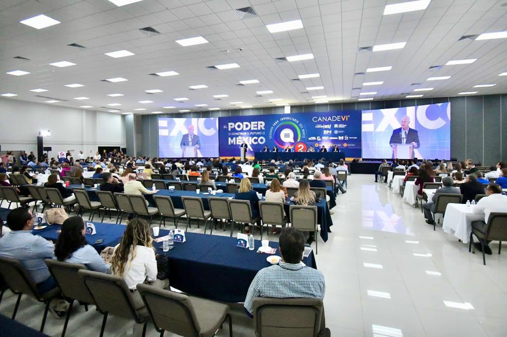 Acompañé a mis amigos el Gobernador <a href="/mrikelme/">Miguel Riquelme</a> y José Piña Álvarez, presidente de la <a href="/canadevilaguna/">CANADEVI Laguna</a>, a la ceremonia de clausura del Segundo Foro Inmobiliario del Norte.