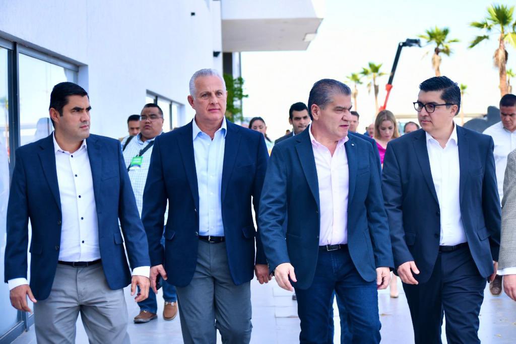 RomanCepeda's tweet photo. Acompañé a mis amigos el Gobernador @mrikelme y José Piña Álvarez, presidente de la @canadevilaguna, a la ceremonia de clausura del Segundo Foro Inmobiliario del Norte. https://t.co/d9jMyxalfm