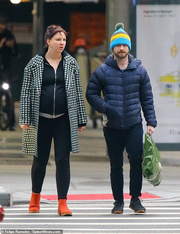 capa_invisible's tweet photo. Daniel Radcliffe está esperando su primer hijo junto a su novia Erin Darke, los vieron caminando en Nueva York y ella tiene su pancita 🥹🥹🥹

qué rápido pasa el tiempo, en mi mente él sigue siendo Harry chiquito 😭 https://t.co/8jJIlfSiMD