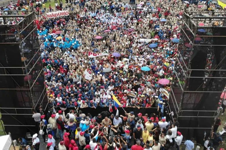 ErnestoPsuv's tweet photo. #LoQueDigaNicolás 🇻🇪 Con nuestros hermanos de clase en la multitudinaria movilización de los trabajadores de Guayana en respaldo a las medidas anticorrupción.

¡¡Ética y moral política!! #UnidosContraLaCorrupción 

@NicolasMaduro 
@delcyrodriguezv 
@PartidoPSUV https://t.co/fIKjHizXly