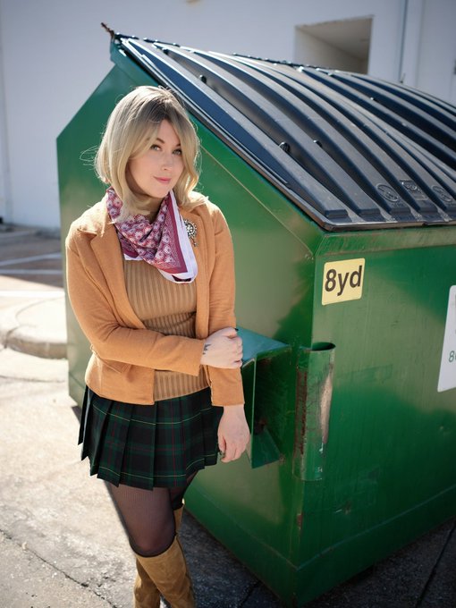 Felt cute might hide in this dumpster later. #RE4 https://t.co/SuhoAgukT2<a href="/tag/re4"class="tags">#RE4</a>