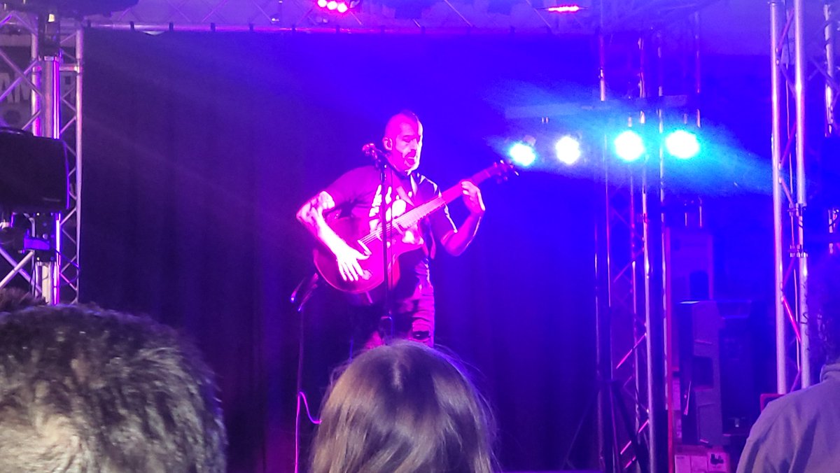 SausageFingersX's tweet image. If you are a guitarist or even a fan of guitar, @jongomm is the most amazing guitarist . Big thank you for tonight at @playmusictoday Leeds.  Amazing
