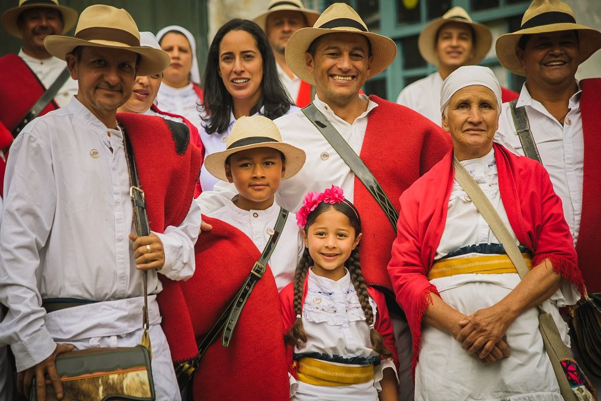 💐💚Queremos proteger y homenajear nuestro patrimonio inmaterial silletero.🌼🌺

Hoy hicimos entrega de la Casa Teresa y celebramos los 2️⃣0️⃣ años de la Corporación de Silleteros de Santa Elena. Nuestros silleteros perpetúan día a día nuestra cultura y tradición.👏🏻😍