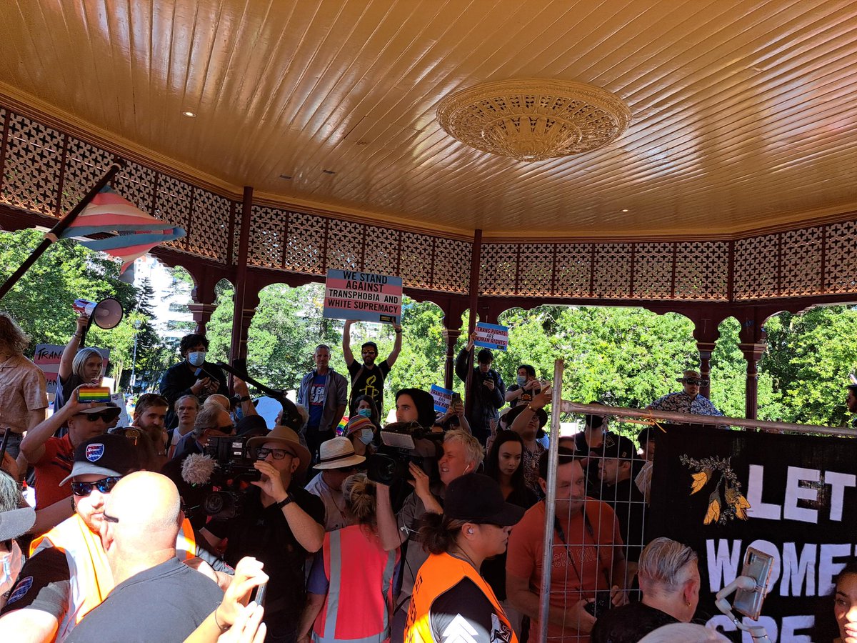 radionz's tweet photo. Kellie-Jay Keen-Minshull/Posie Parker was reportedly egged before counter-protesters flooded the gazebo. She has now been evacuated from Albert Park without speaking.

📷 RNZ / Jordan Dunn, Rayssa Almeida https://t.co/rjPCLu3wK7