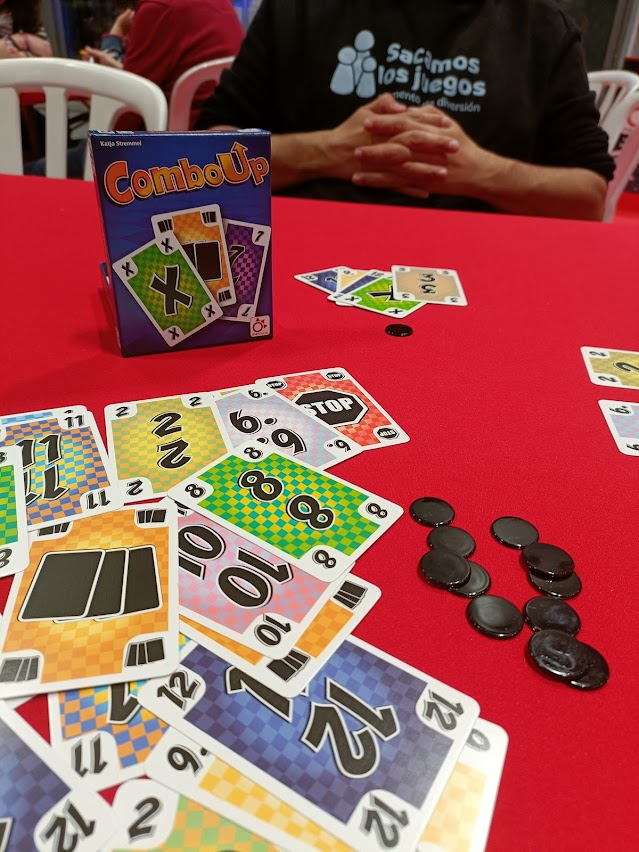 Sacamoslosjuegs's tweet photo. Seguimos con las foticos de hoy en @FeriaInterOcio . Ahora @Mercurio_Juegos . #Comboup . Un juego rápido donde deberás intentar no quedar el último desprendiéndote de tus cartas. y perder tus vidas. https://t.co/5JOJbM2vQk
