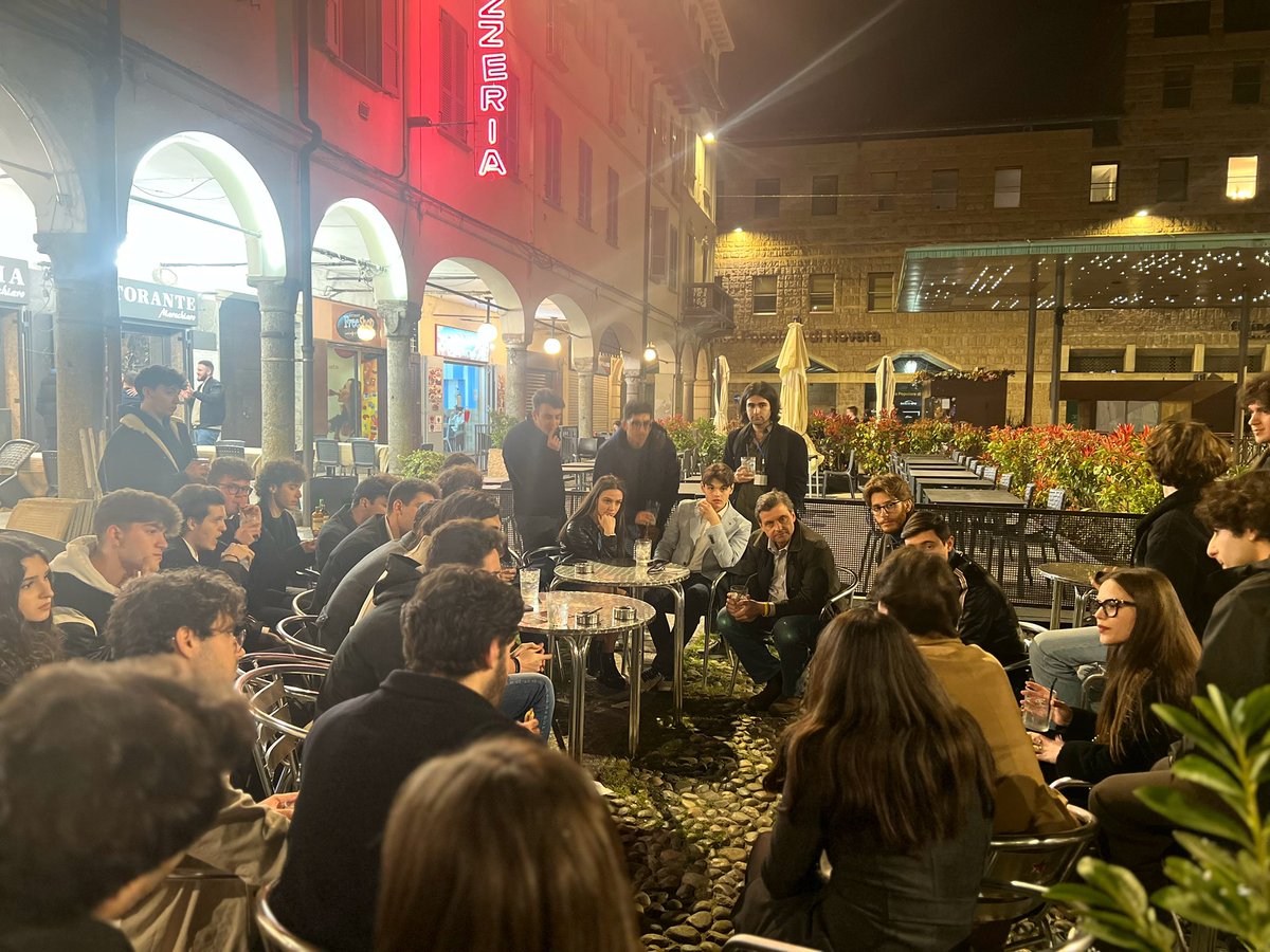 CarloCalenda's tweet photo. Ci son cascato di nuovo.

#GinTonic #Under30Azione #Pavia https://t.co/NbNon3z6aT